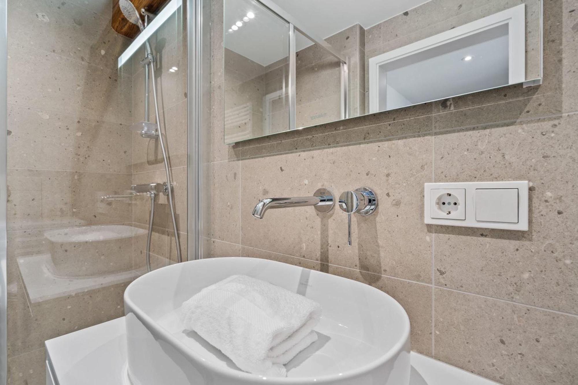 Elegant Clausen Apartment With King Bed & Wifi Luxembourg Exterior photo